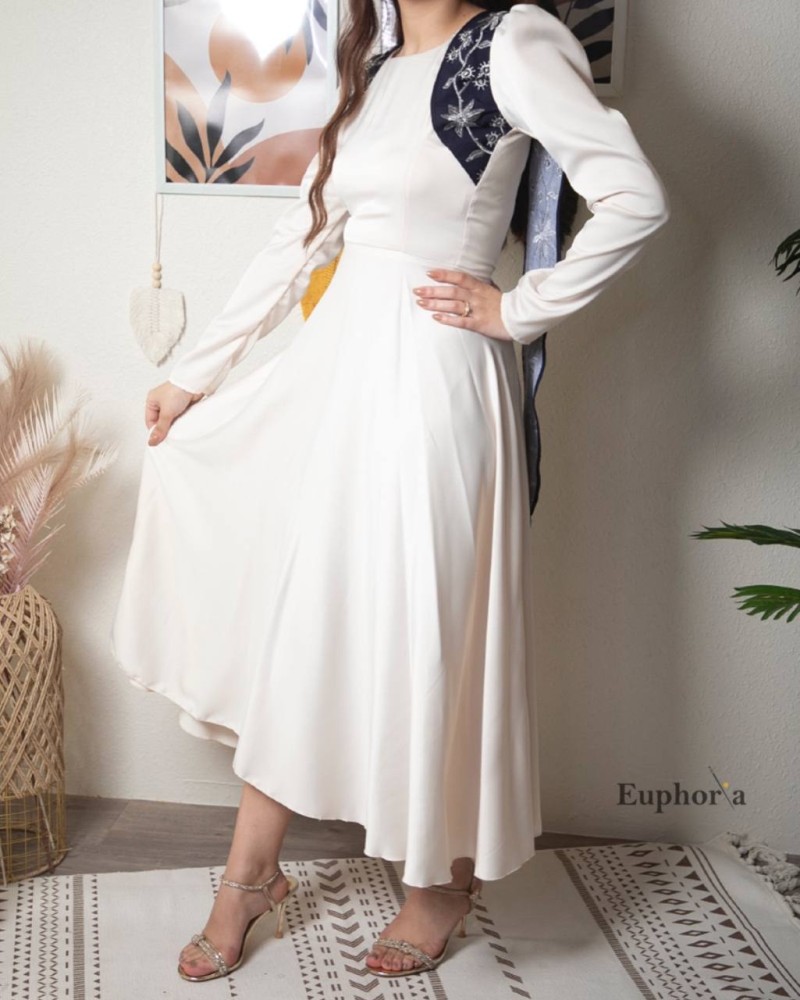 فستان ابيض سيمبل مع اكمام مناسب للمحجبات