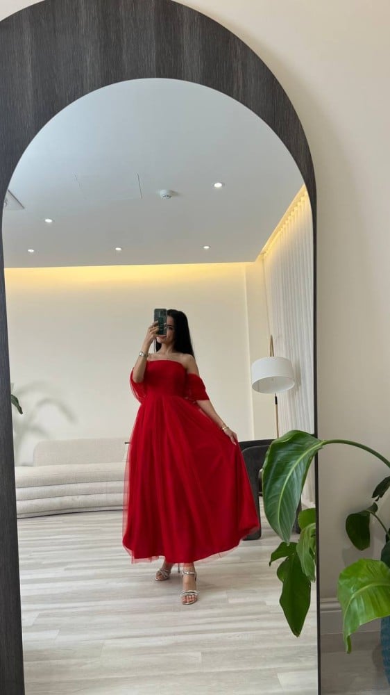 فستان احمر مع ساتان و اكتاف منسدلة