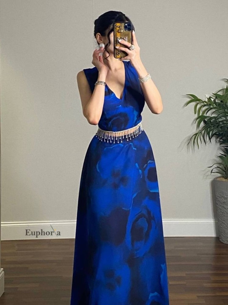 فستان ازرق مموج مع زنار على الخصر و حمالات