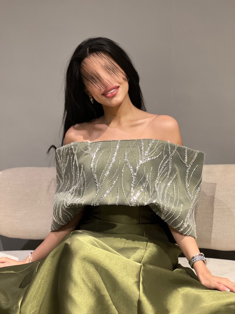 فستان اخضر مع قبة ملكية