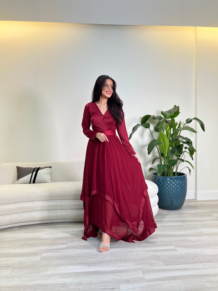 فستان احمر طويل يتداخله الساتان