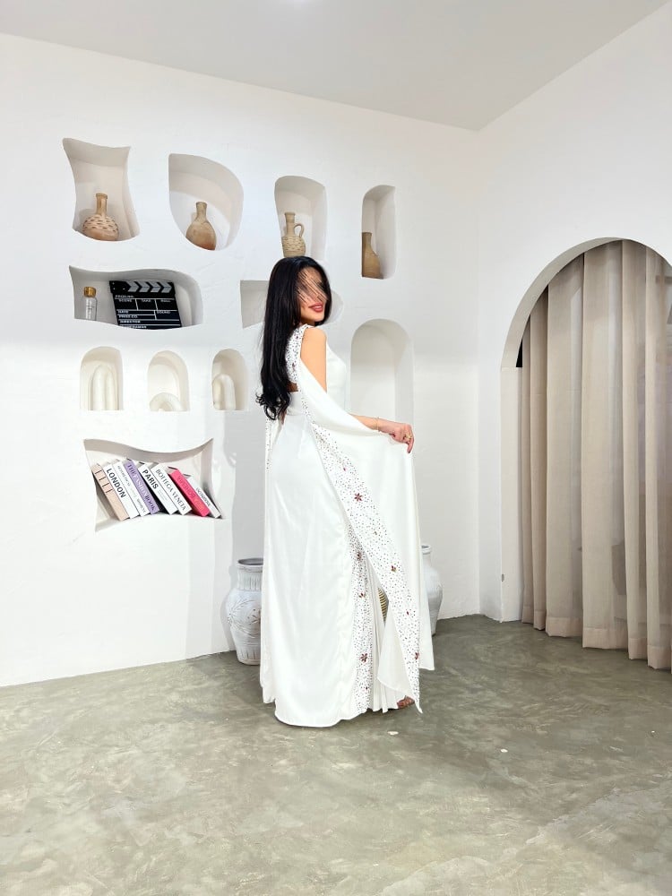 فستان ابيض مكسر من الاسفل