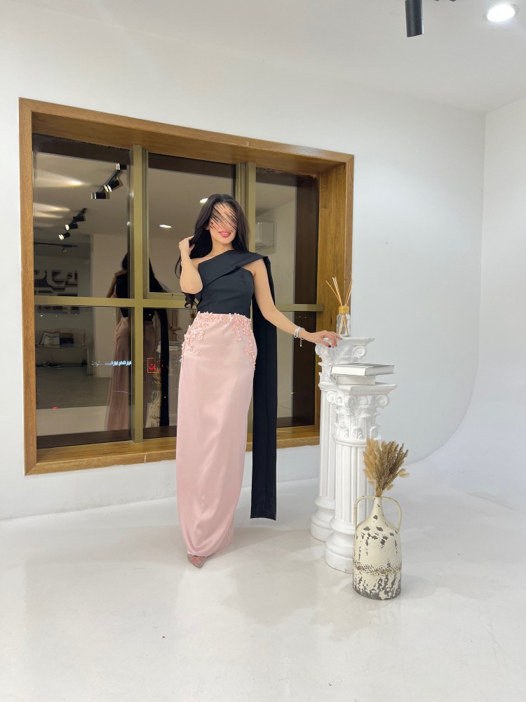 فستان ناعم مع كم منسدل للخلف