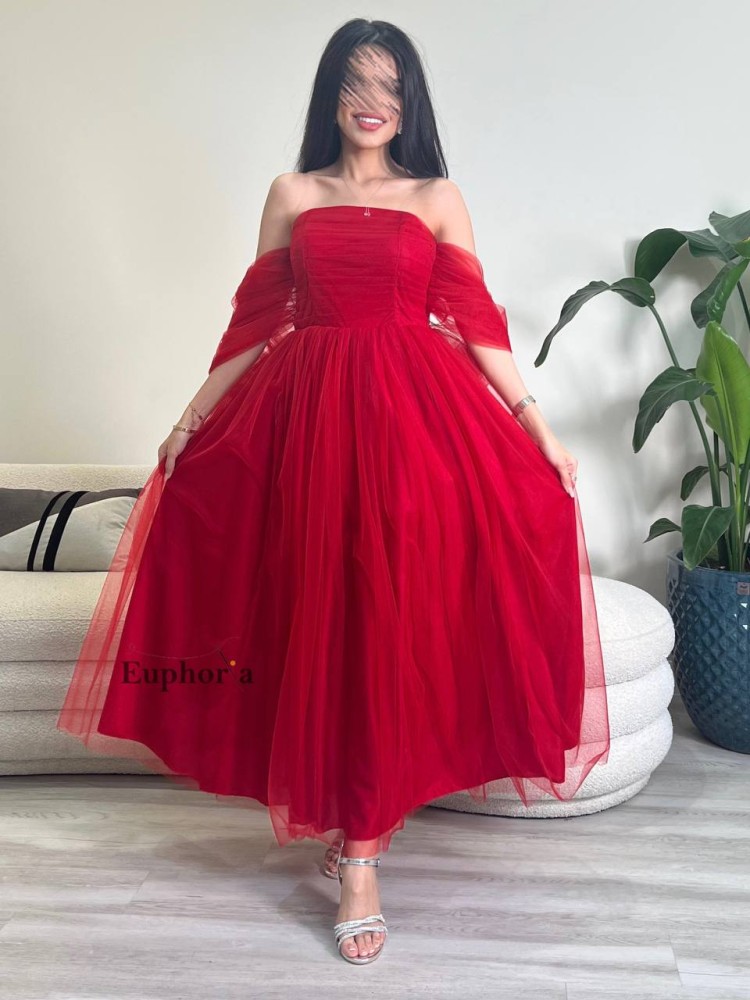 فستان احمر مع ساتان و اكتاف منسدلة