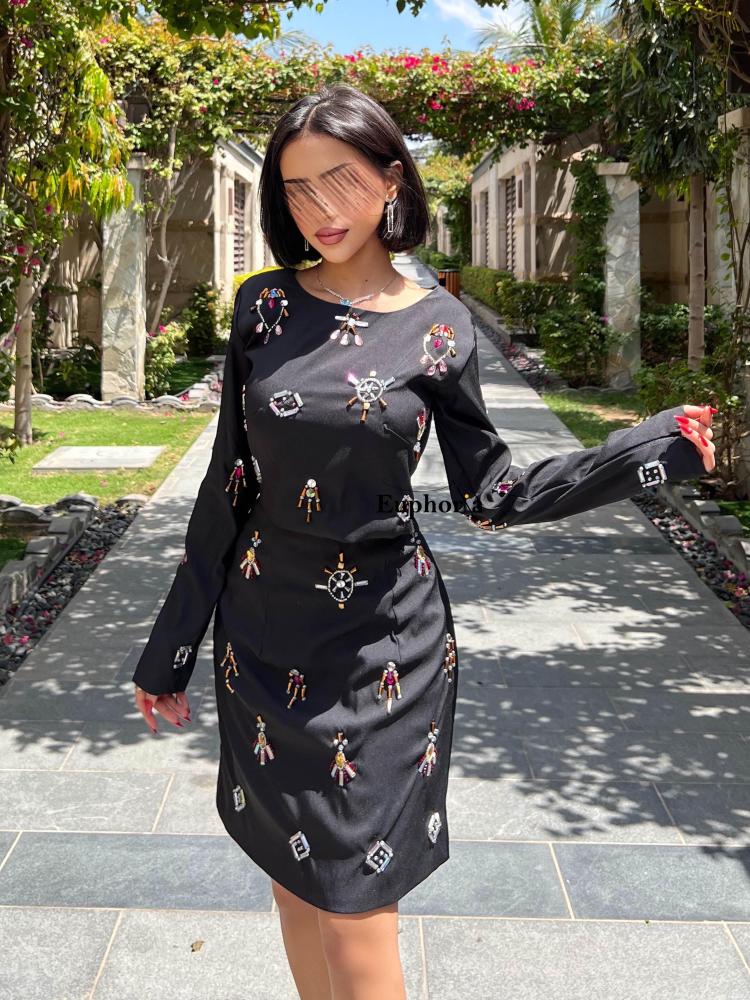 فستان قصير مع نقشات فنية