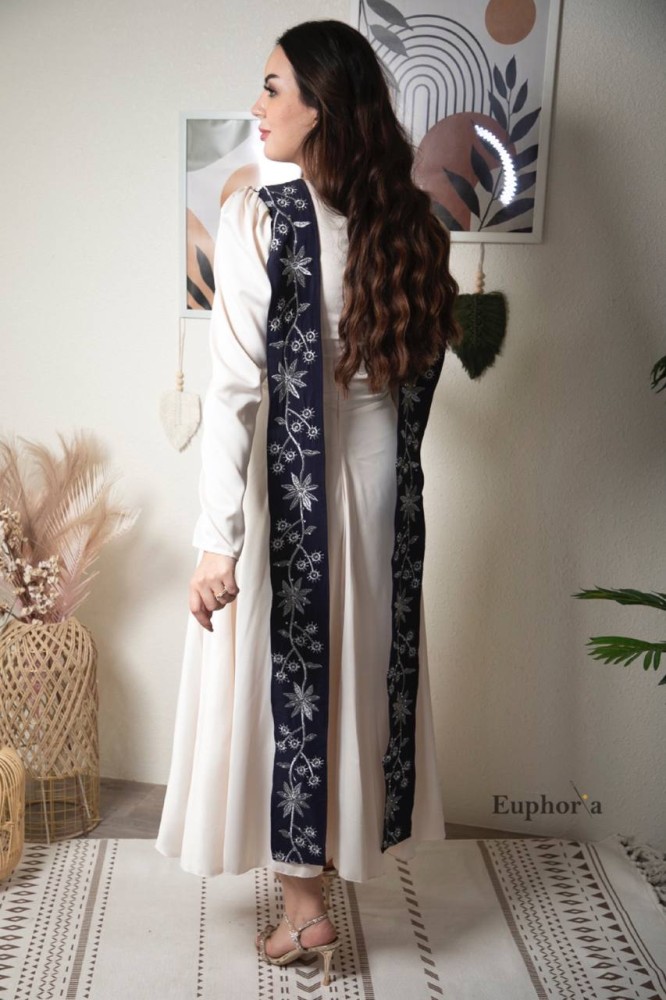 فستان ابيض سيمبل مع اكمام مناسب للمحجبات