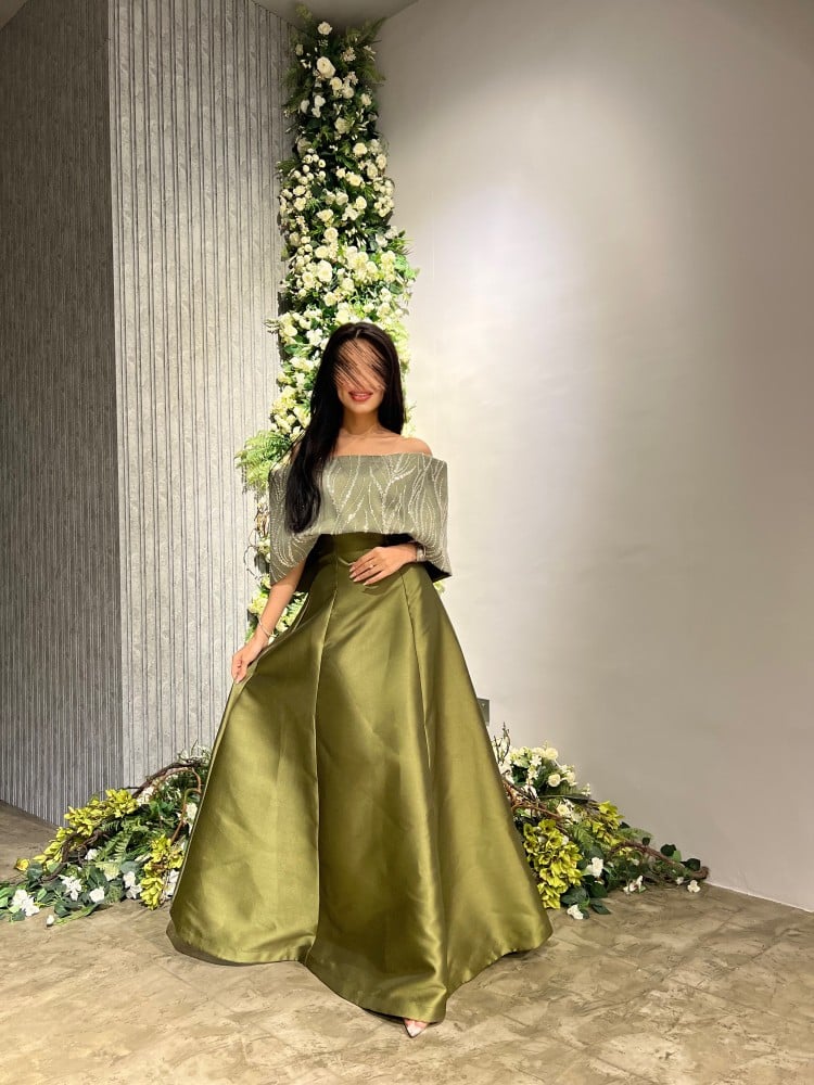 فستان اخضر مع قبة ملكية