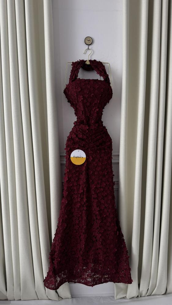 فستان احمر كلفه ورد