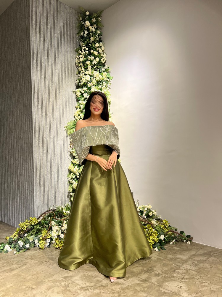 فستان اخضر مع قبة ملكية