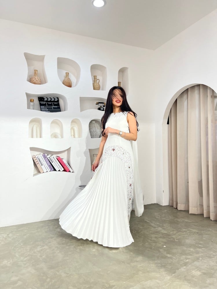 فستان ابيض مكسر من الاسفل