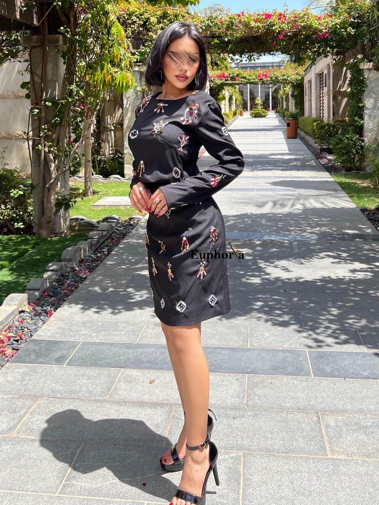 فستان قصير مع نقشات فنية