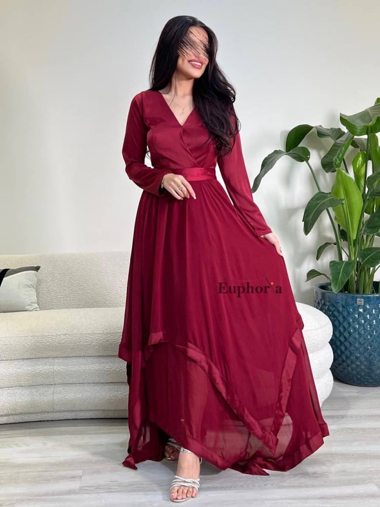 فستان احمر طويل يتداخله الساتان