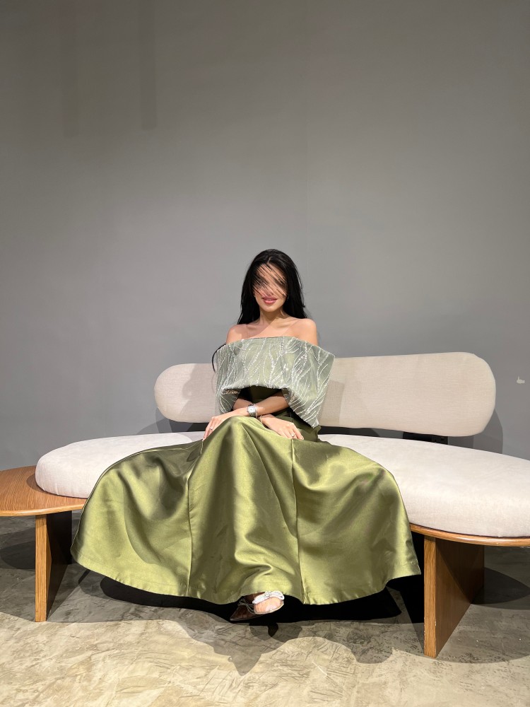 فستان اخضر مع قبة ملكية