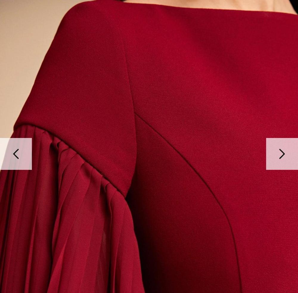 فستان احمر معا تكسيرات فاليد