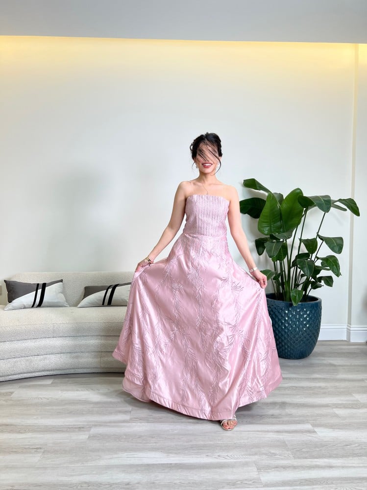 فستان عرايسي زهري مع تطريز ناعم