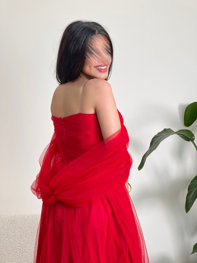 فستان احمر مع ساتان و اكتاف منسدلة