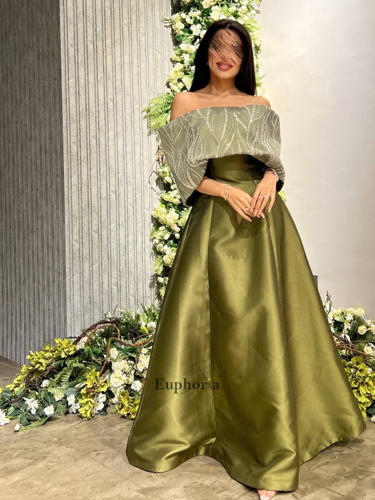 فستان اخضر مع قبة ملكية