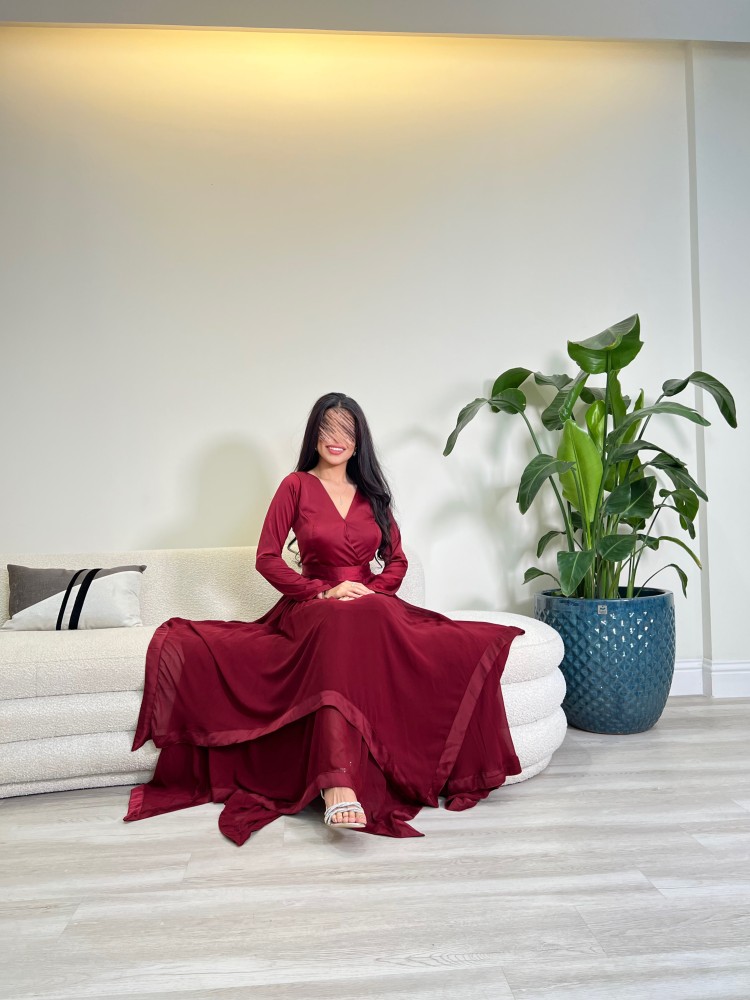 فستان احمر طويل يتداخله الساتان