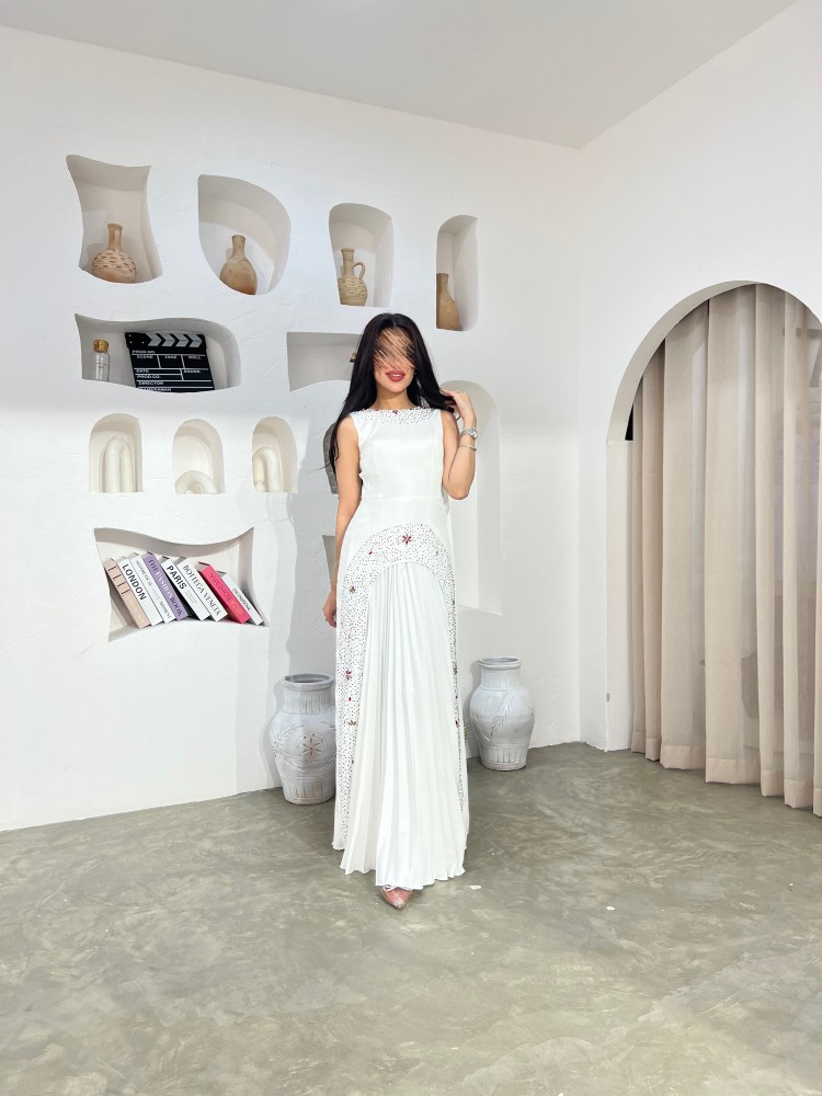 فستان ابيض مكسر من الاسفل