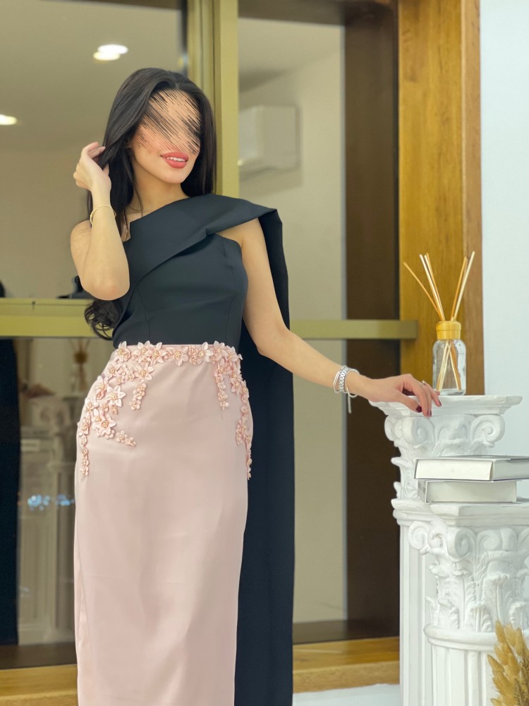 فستان ناعم مع كم منسدل للخلف