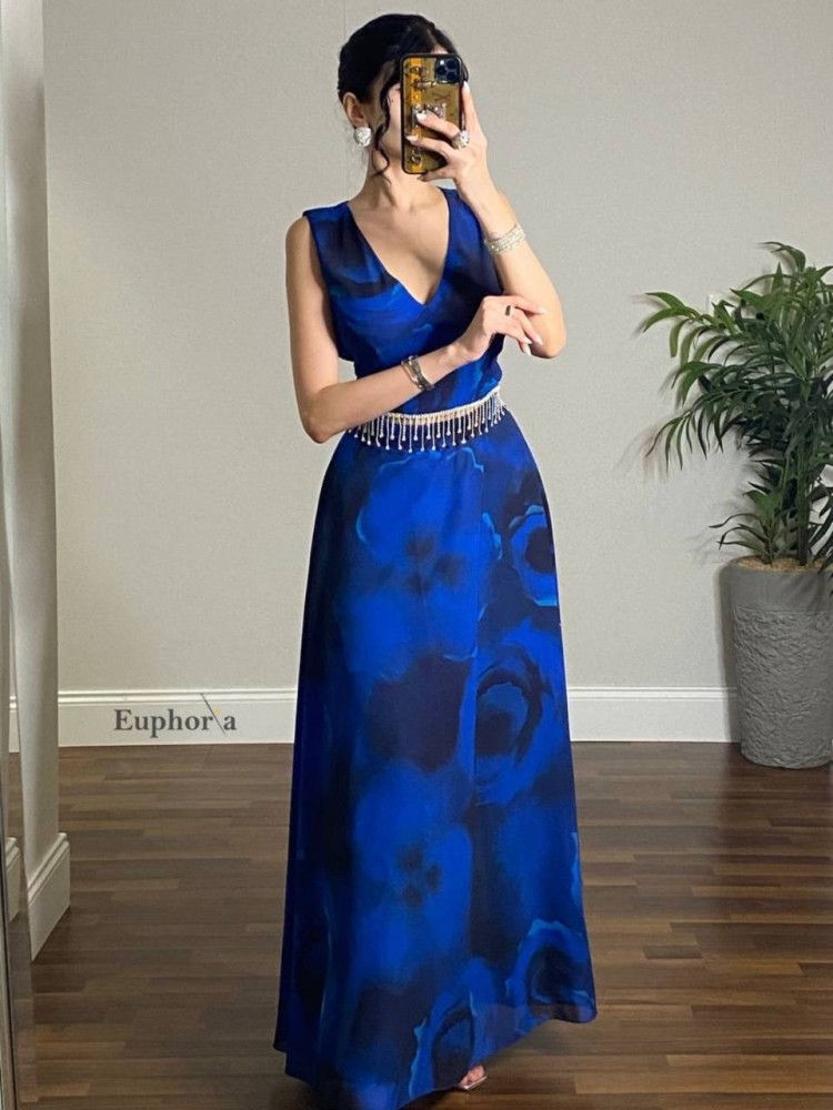 فستان ازرق مموج مع زنار على الخصر و حمالات