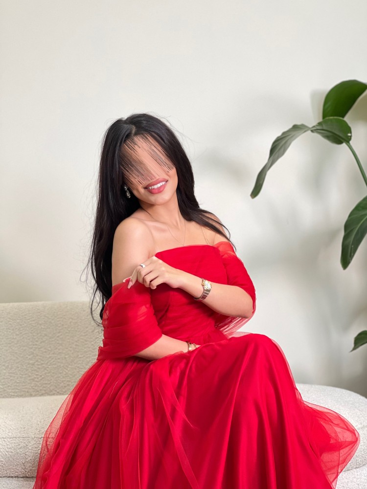 فستان احمر مع ساتان و اكتاف منسدلة