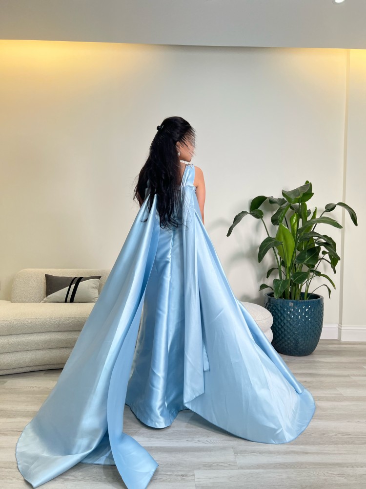 فستان ازرق مع شاحط ملكي