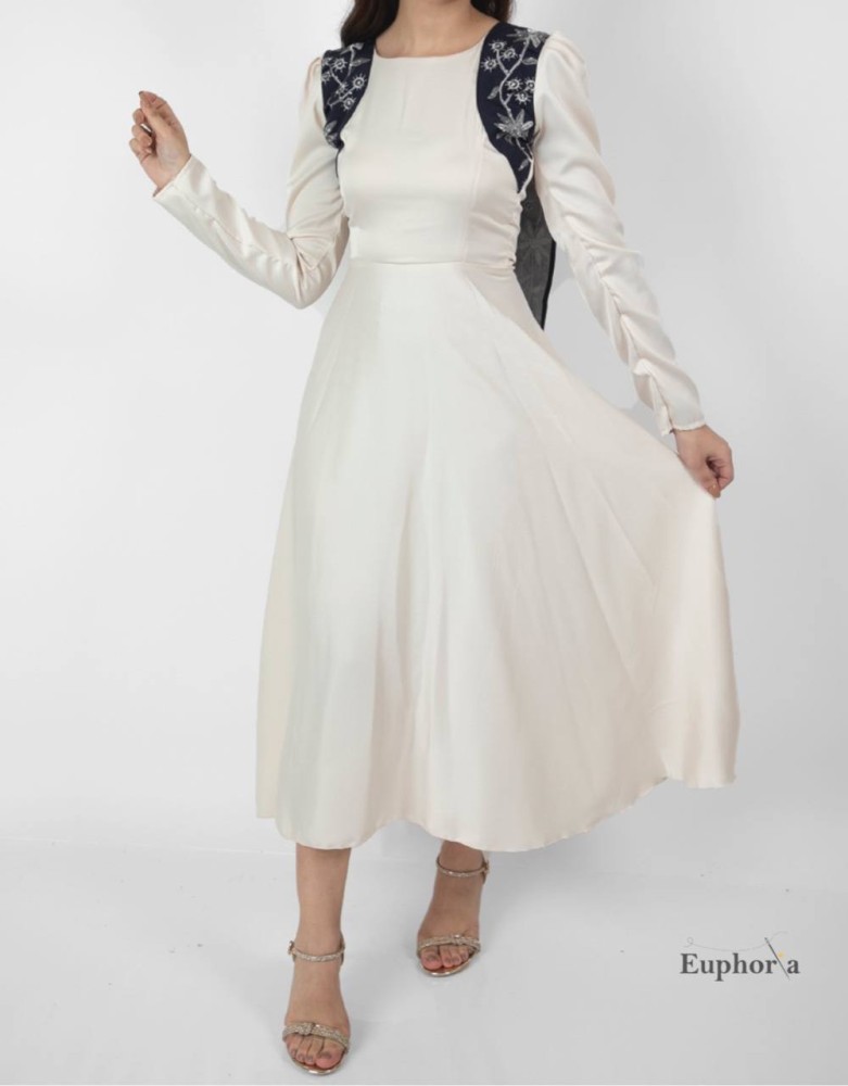 فستان ابيض سيمبل مع اكمام مناسب للمحجبات