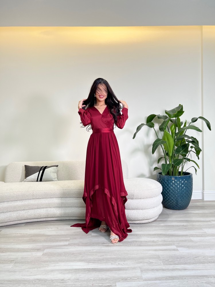 فستان احمر طويل يتداخله الساتان