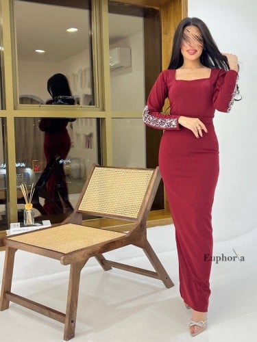 فستان احمر سيمبل مع تطريز على الأكمام