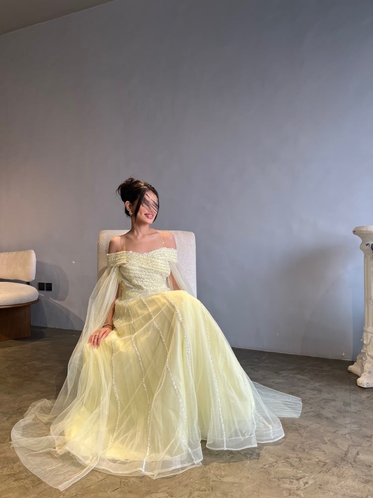 فستان شيفون من لون الاصفر ذو أكمام منسدلة