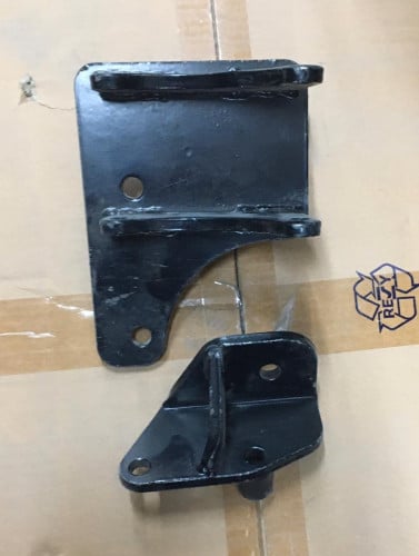 11676C# قاعدة كمبروسر ايسوزو ان كي ار ان بي ار / COMPRESSOR BRACKET KIT ISUZU TRUCK NKR NPR 2 PCS