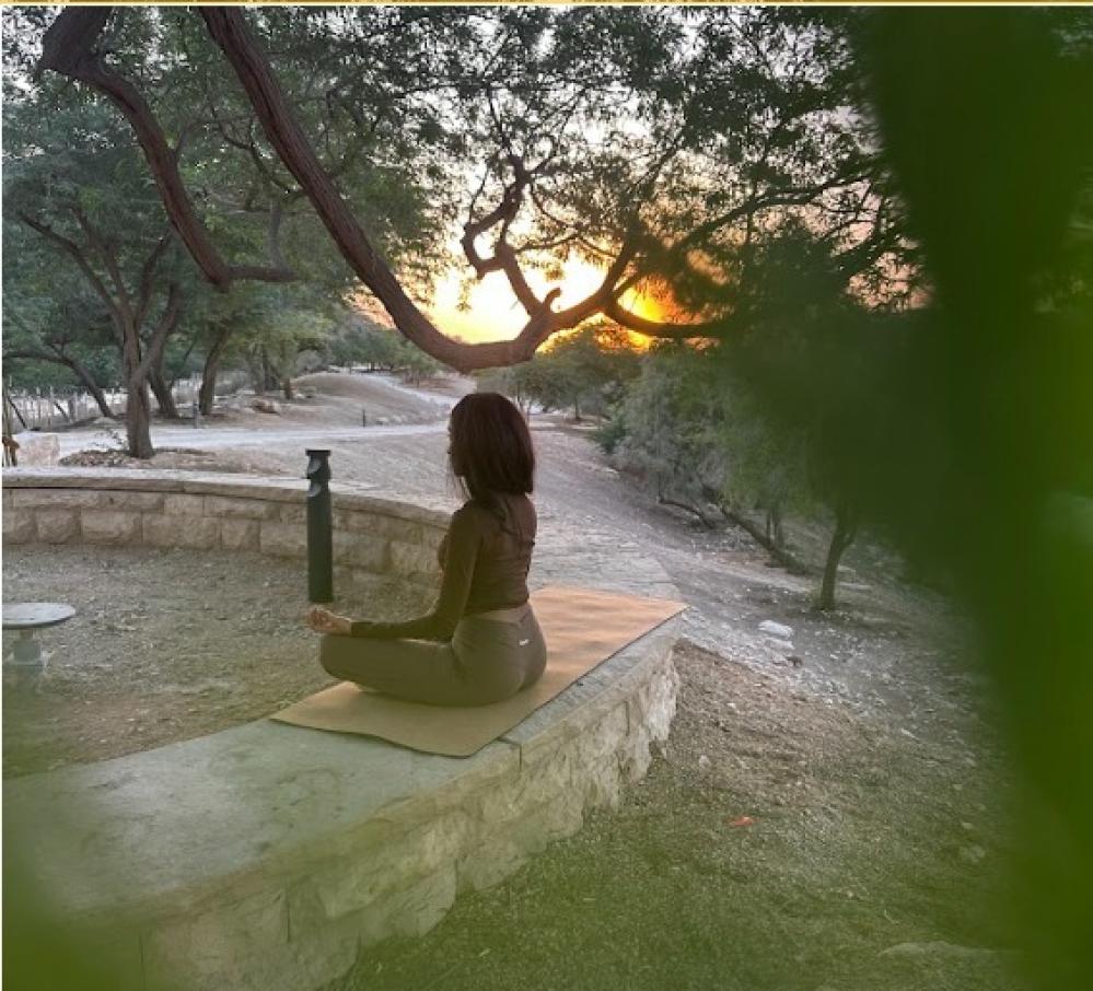 تمارين يوجا بسيطة للمبتدئات في المنزل لتعزيز اللياقة والنفسية