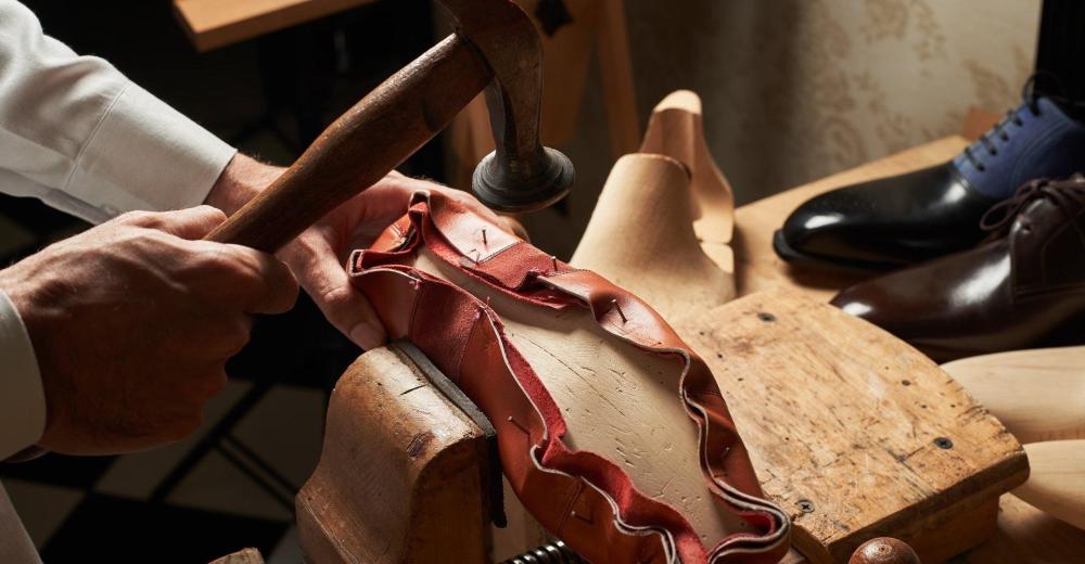 اسكافي مكة: دليل Leather Spa Saudi الشامل للعناية بالأحذية والشنط الفاخرة في أقدس مدينة