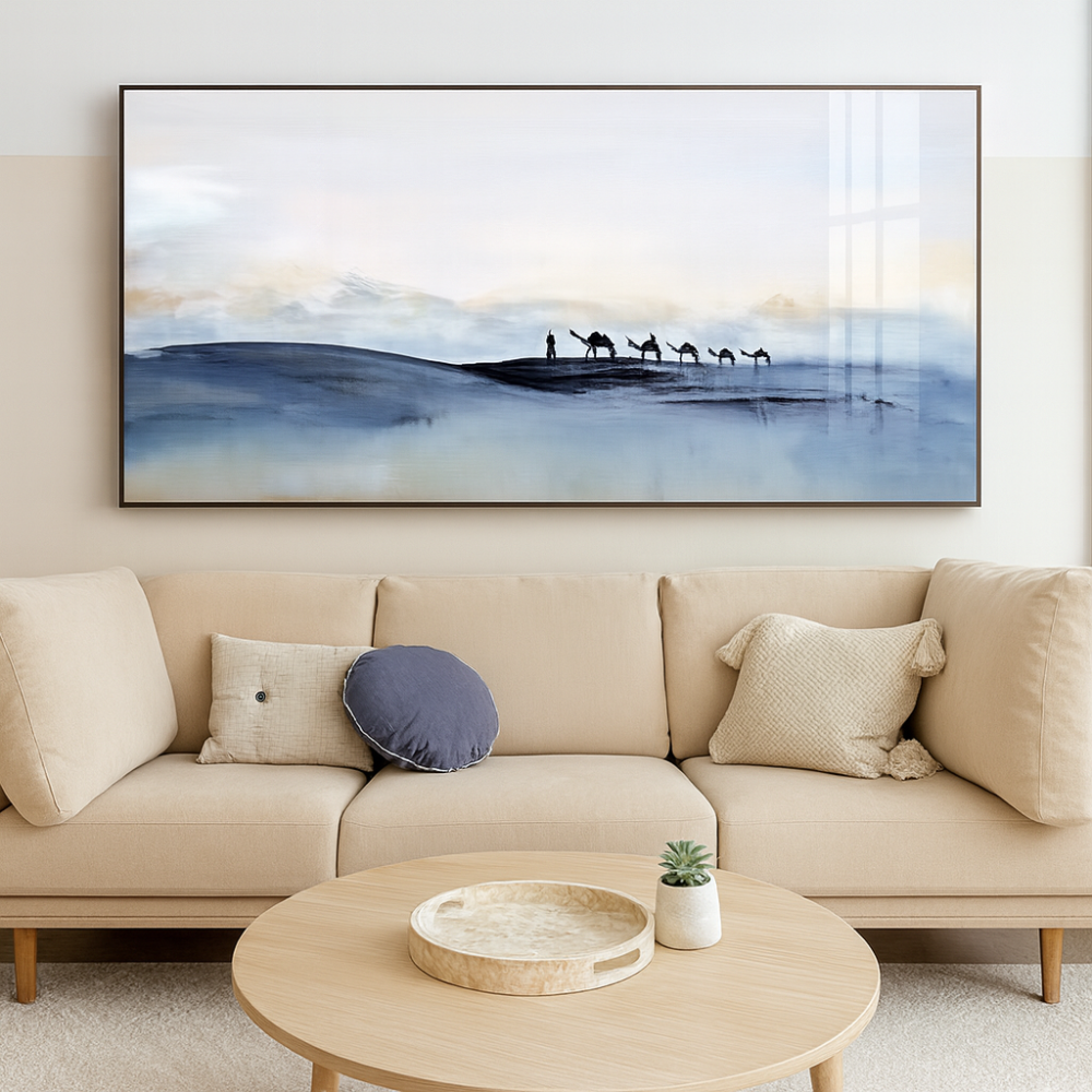 لوحة فنية تجمع بين صفاء الألوان السماوية ودفء الظلال الرملية، تُظهر قافلة جمال تسير في سكون الأفق، تعكس الهدوء والسكينةمطبوعة على قماش الكانفس موديل (3067)