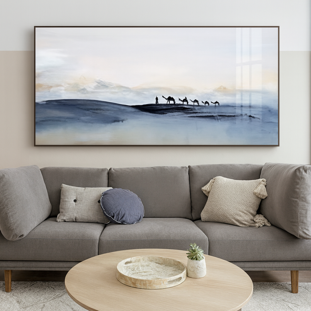 لوحة فنية تجمع بين صفاء الألوان السماوية ودفء الظلال الرملية، تُظهر قافلة جمال تسير في سكون الأفق، تعكس الهدوء والسكينةمطبوعة على قماش الكانفس موديل (3067)