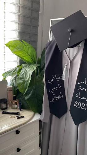 عبايه تخرج رمادي 2025