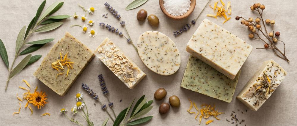 فوائد الصابون الطبيعي ولماذا يُعد خيارًا أفضل لبشرتك